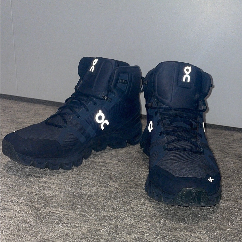 On Running Black Athletic Shoes High-Top Design